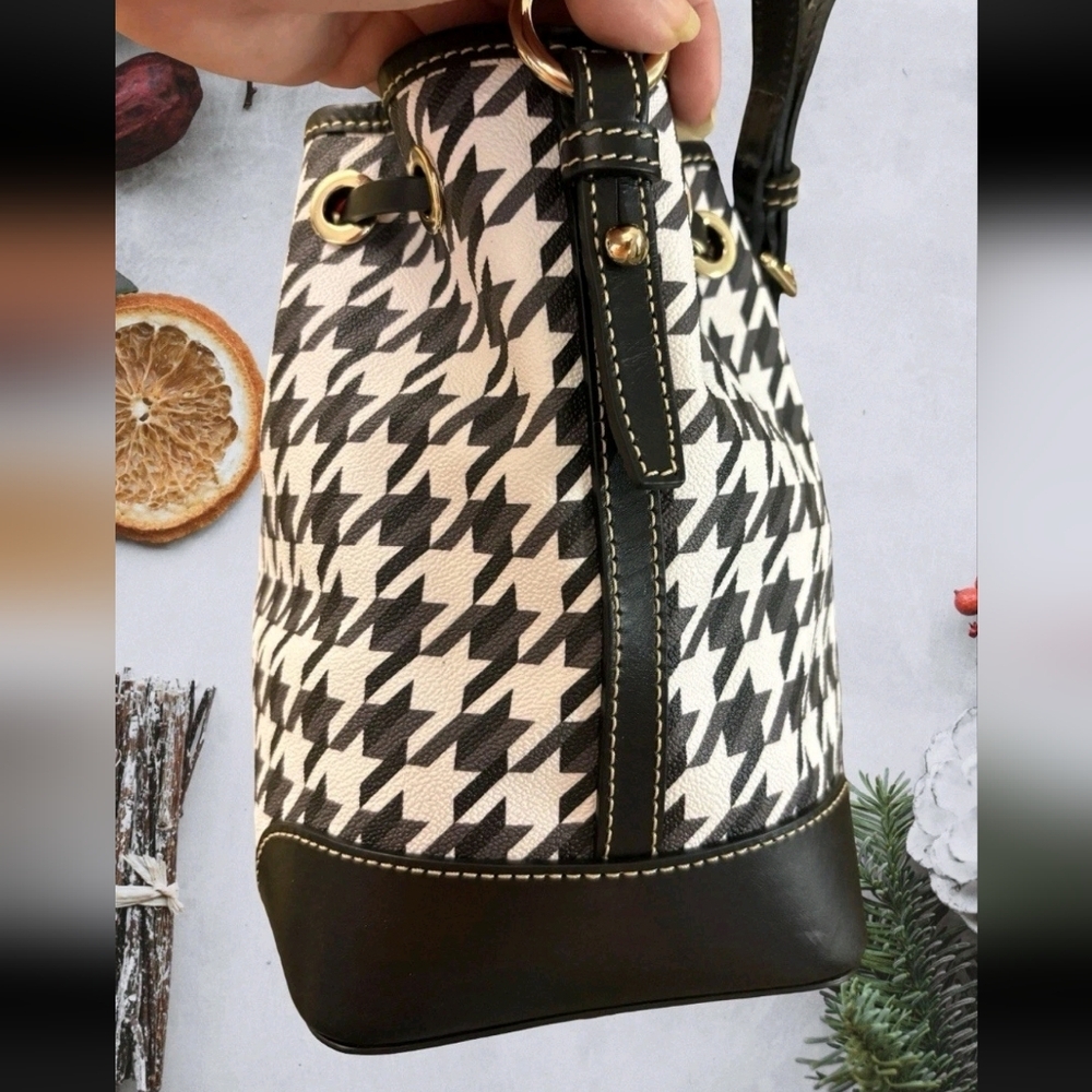 Dooney & Bourke Black and White Houndstooth Shoulder Crossbody Bucket Drawst Bag - Picture 6 of 7
